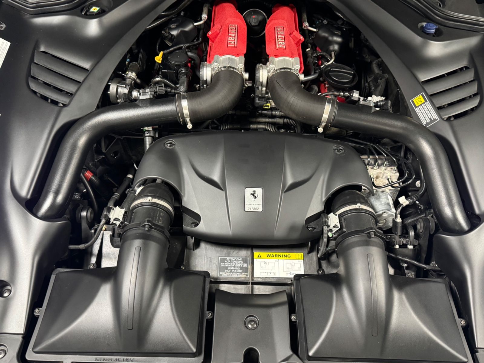 Fahrzeugabbildung Ferrari CALIFORNIA T HANDLING SPECIALE CARBONPACK FULL!