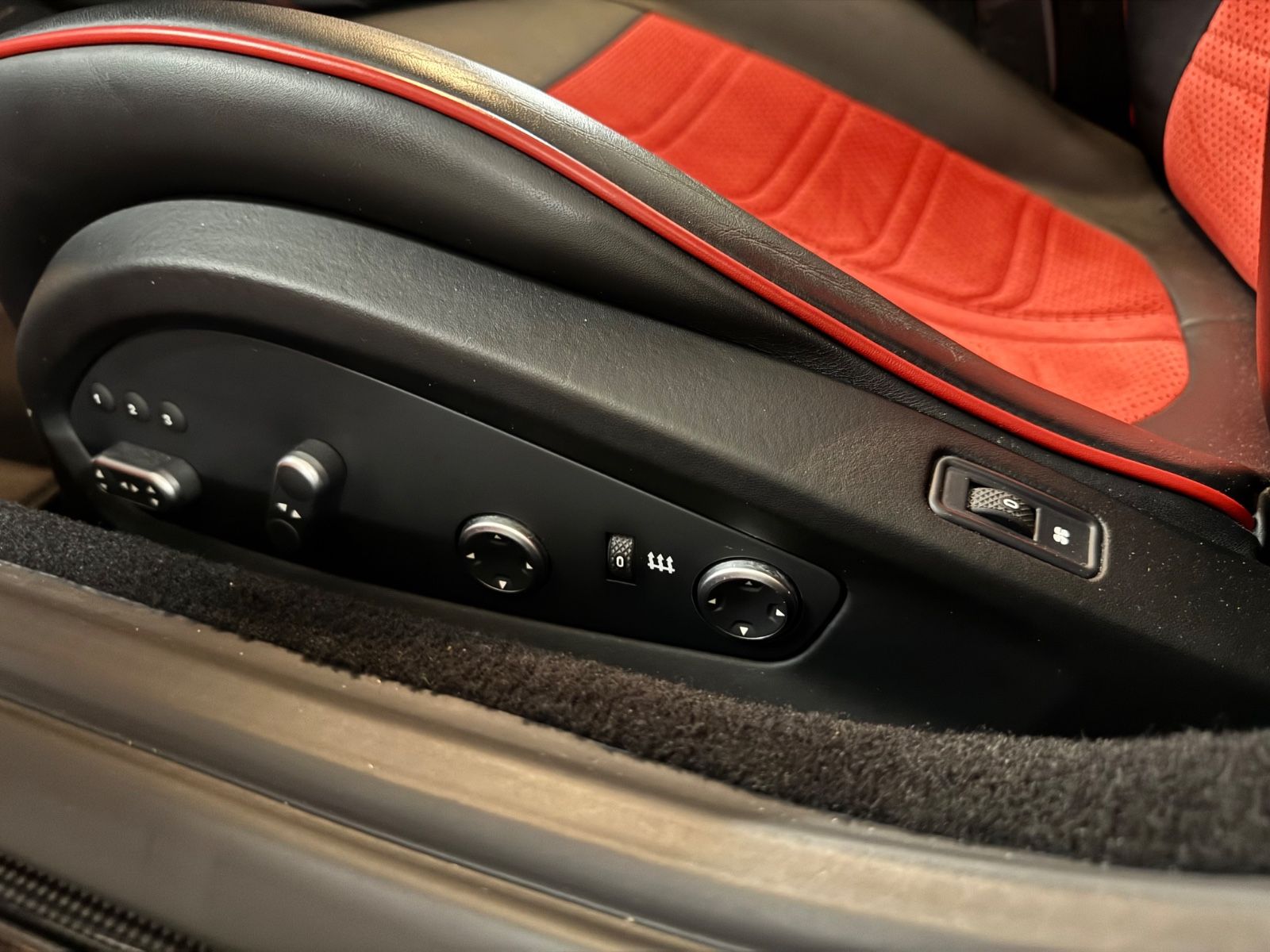 Fahrzeugabbildung Ferrari CALIFORNIA T HANDLING SPECIALE CARBONPACK FULL!
