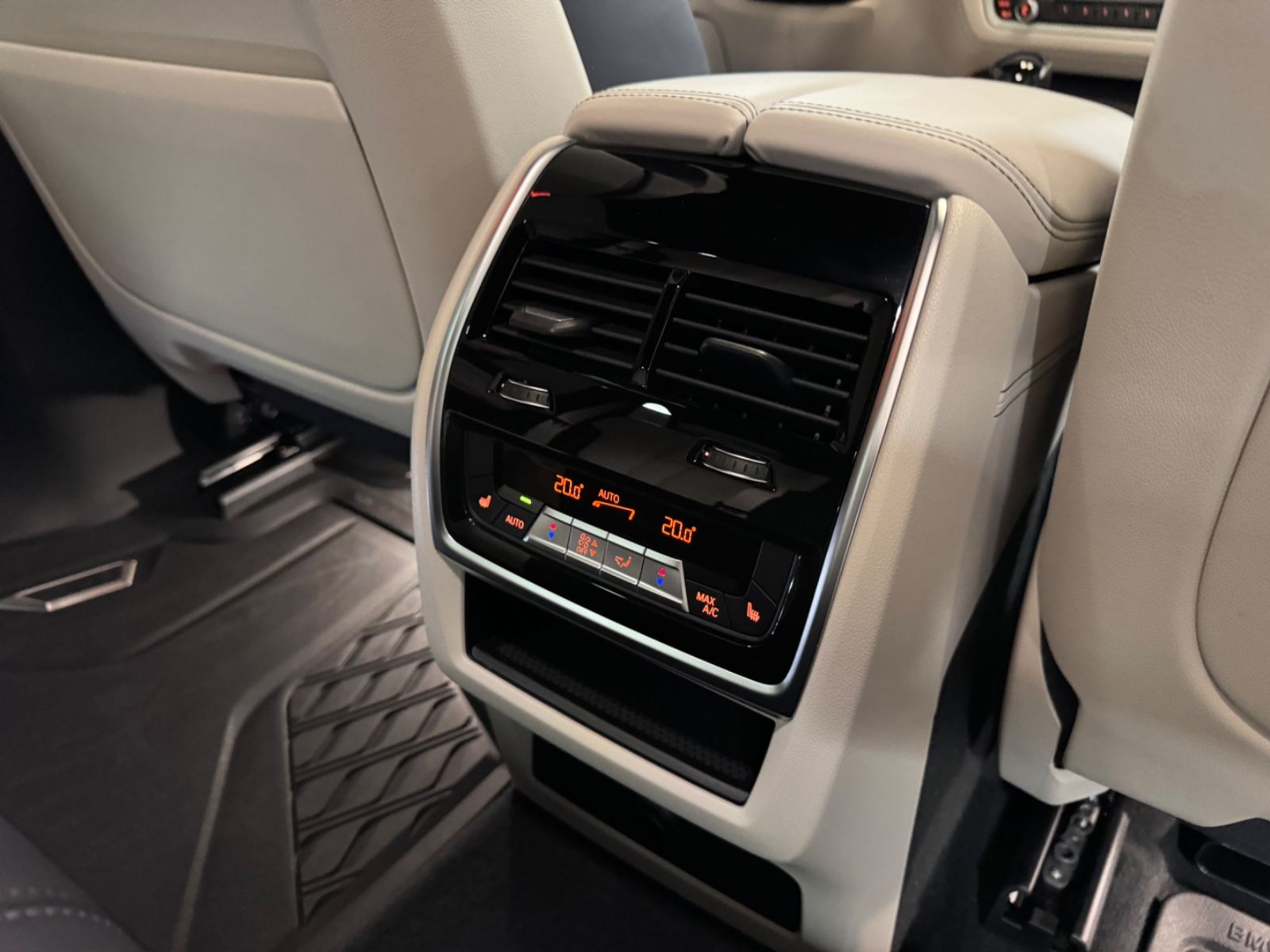Fahrzeugabbildung BMW X5 M50 i INDIVIDUAL M-SPORT HARMAN KARDON FULL!