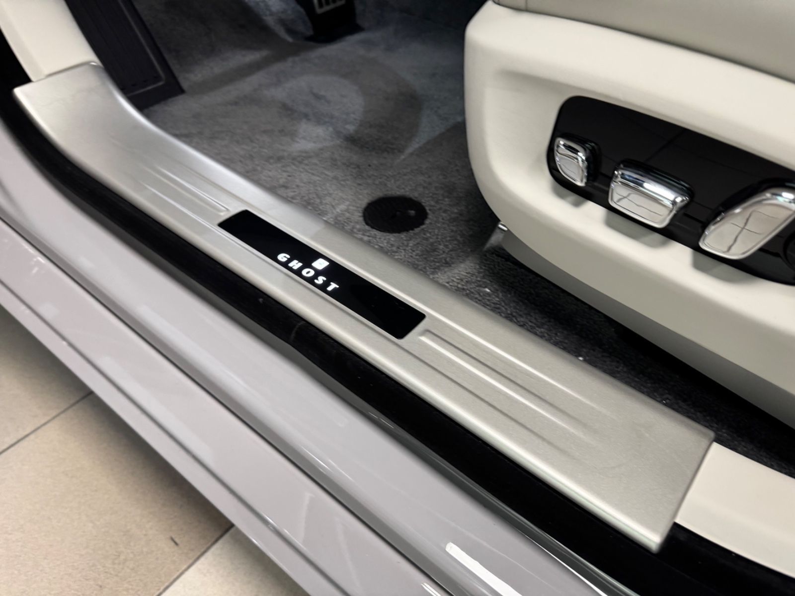 Fahrzeugabbildung Rolls-Royce GHOST II FACELIFT EXCLUSIV DUO-TON 4SEAT 25 FULL