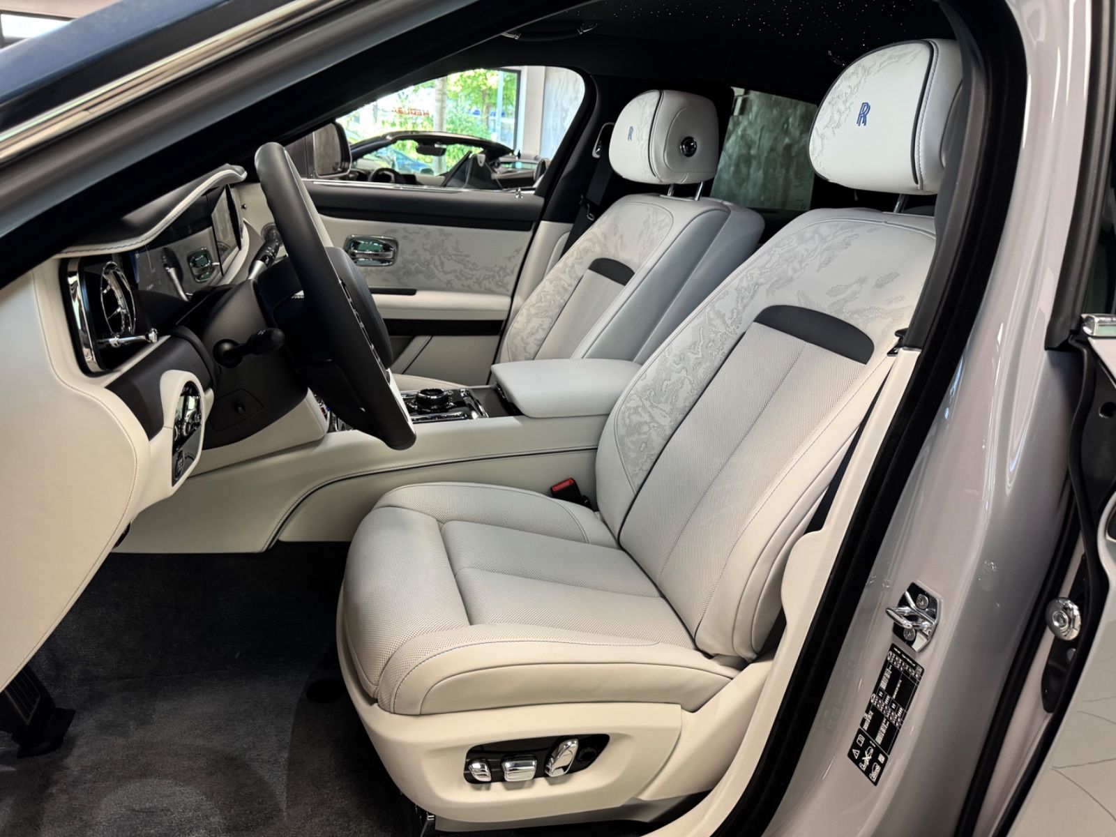 Fahrzeugabbildung Rolls-Royce GHOST II FACELIFT EXCLUSIV DUO-TON 4SEAT 25 FULL