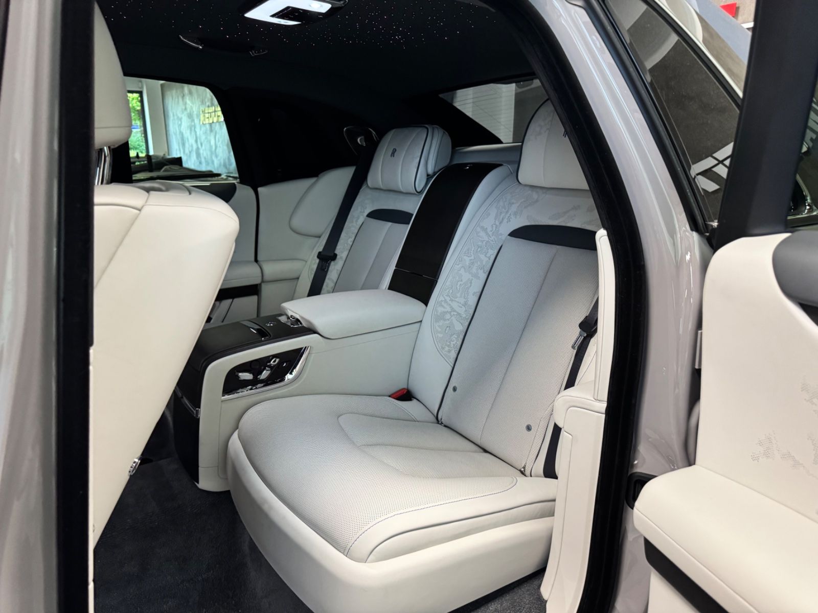 Fahrzeugabbildung Rolls-Royce GHOST II FACELIFT EXCLUSIV DUO-TON 4SEAT 25 FULL