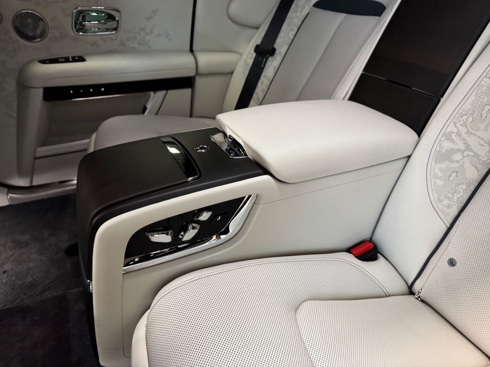 Fahrzeugabbildung Rolls-Royce GHOST II FACELIFT EXCLUSIV DUO-TON 4SEAT 25 FULL