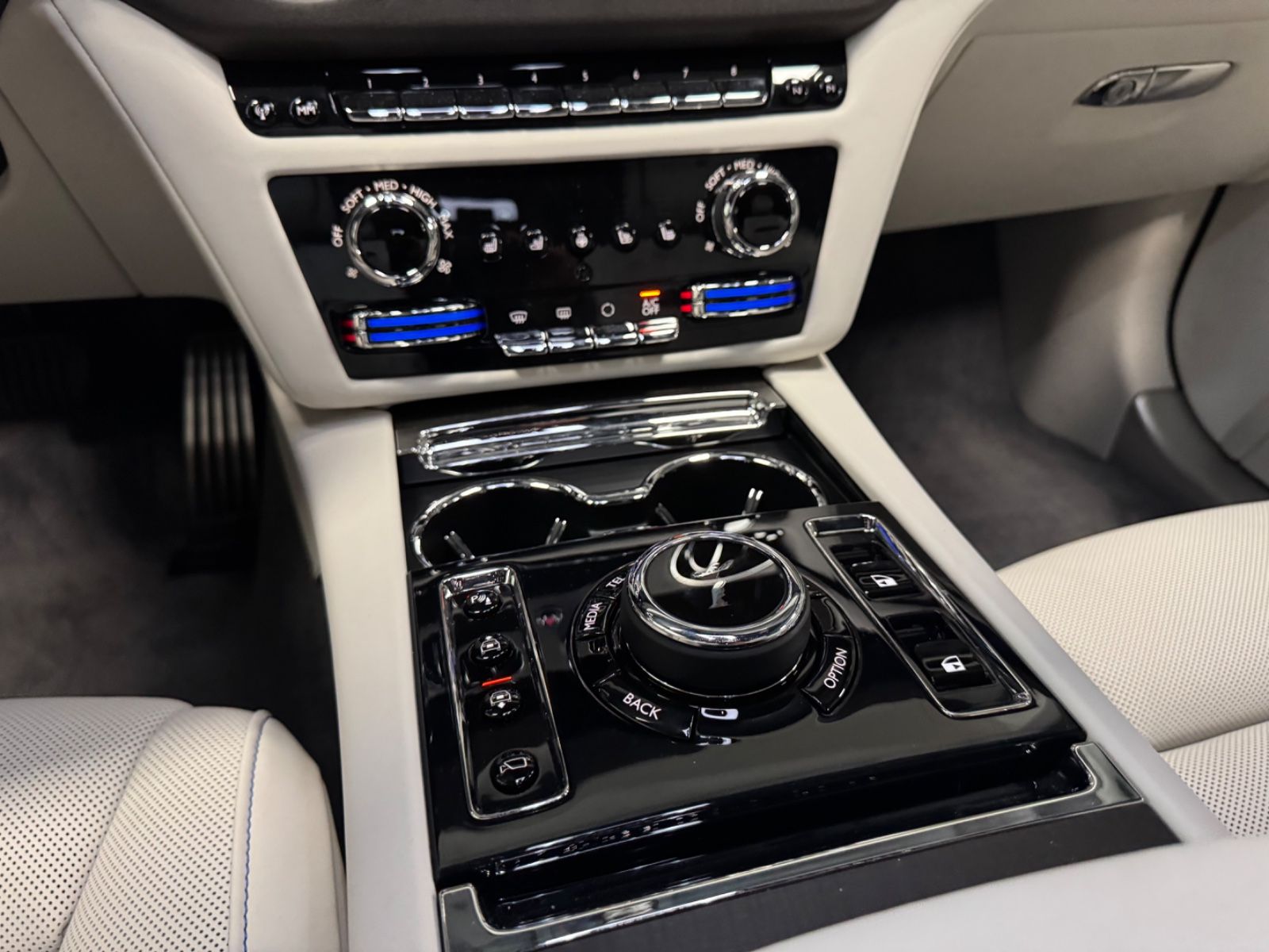 Fahrzeugabbildung Rolls-Royce GHOST II FACELIFT EXCLUSIV DUO-TON 4SEAT 25 FULL
