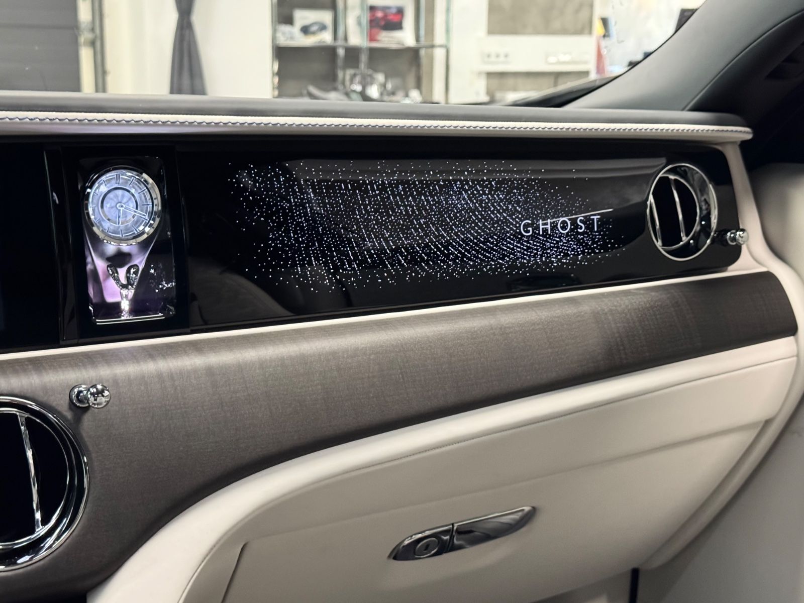 Fahrzeugabbildung Rolls-Royce GHOST II FACELIFT EXCLUSIV DUO-TON 4SEAT 25 FULL