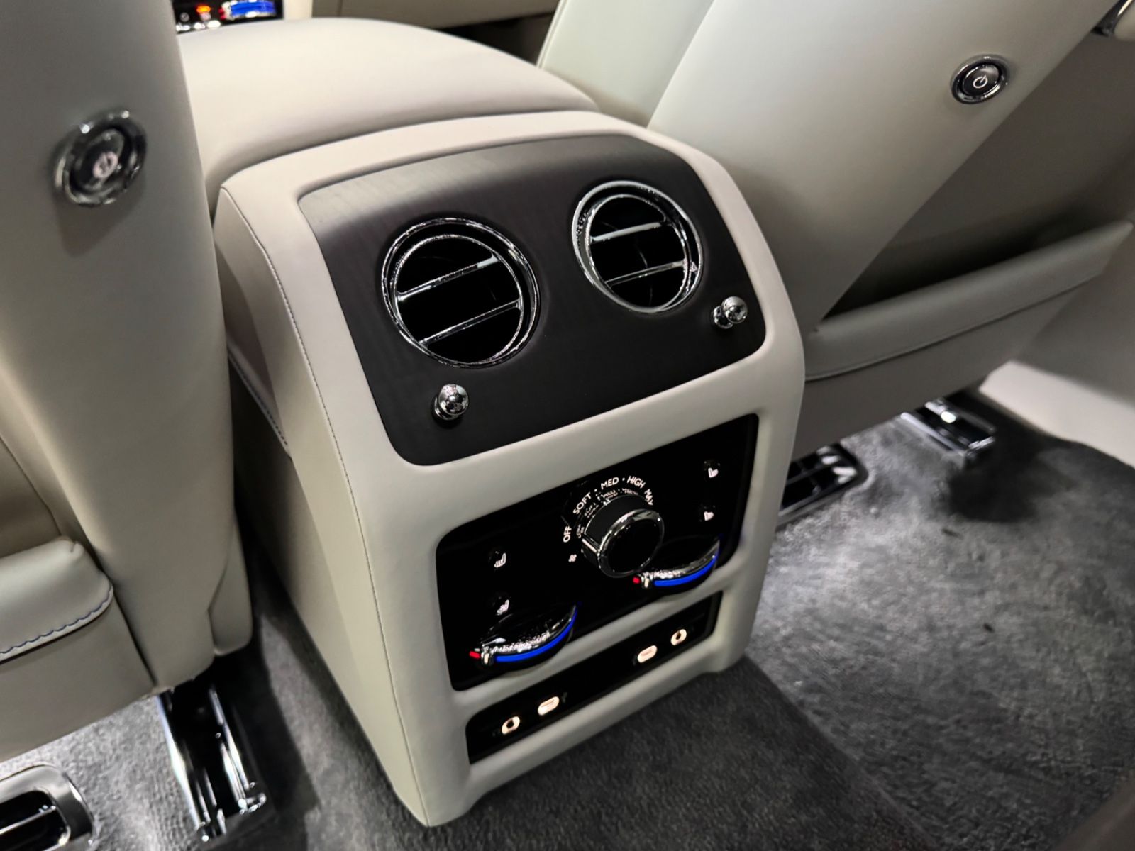 Fahrzeugabbildung Rolls-Royce GHOST II FACELIFT EXCLUSIV DUO-TON 4SEAT 25 FULL