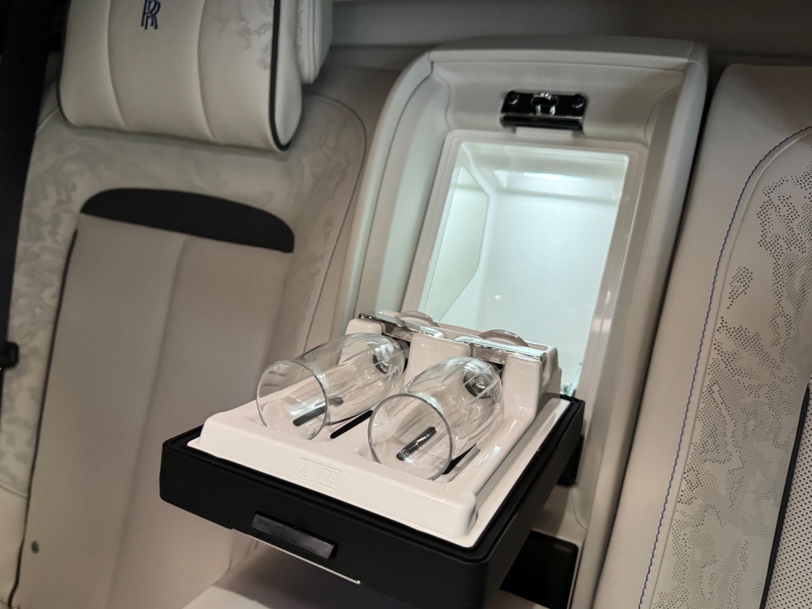 Fahrzeugabbildung Rolls-Royce GHOST II FACELIFT EXCLUSIV DUO-TON 4SEAT 25 FULL
