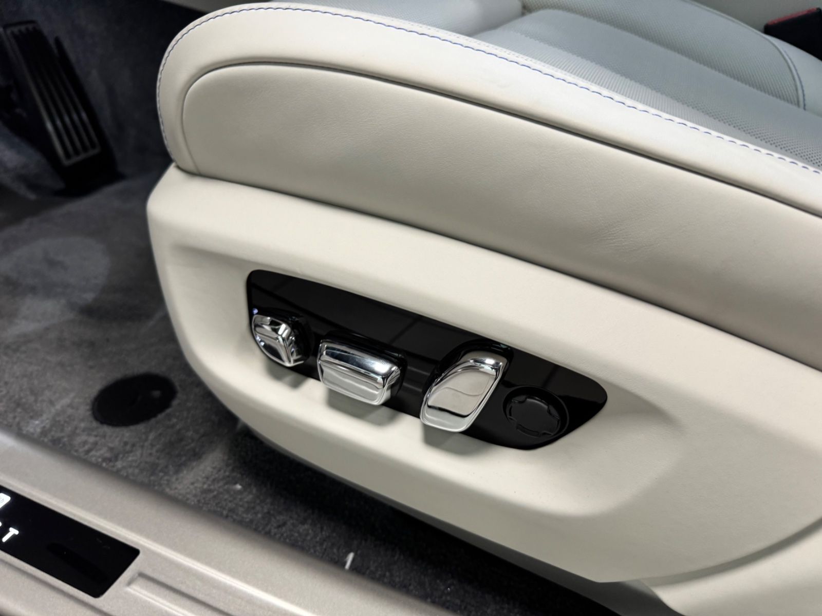 Fahrzeugabbildung Rolls-Royce GHOST II FACELIFT EXCLUSIV DUO-TON 4SEAT 25 FULL