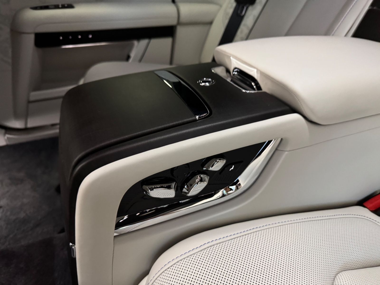 Fahrzeugabbildung Rolls-Royce GHOST II FACELIFT EXCLUSIV DUO-TON 4SEAT 25 FULL