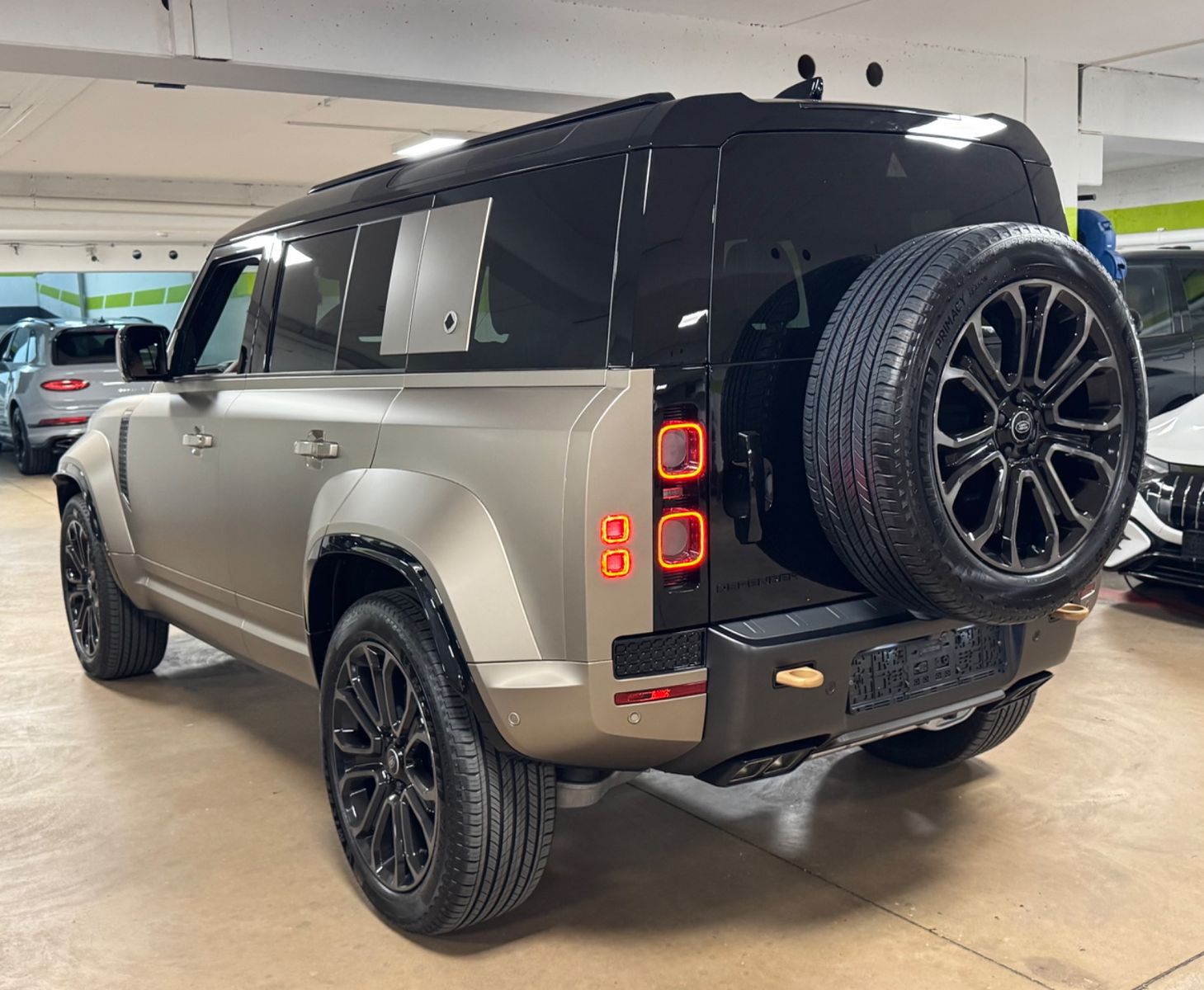 Fahrzeugabbildung Land Rover DEFENDER 4.4 P635 110 OCTA GOLDMATT NEW P25 FULL