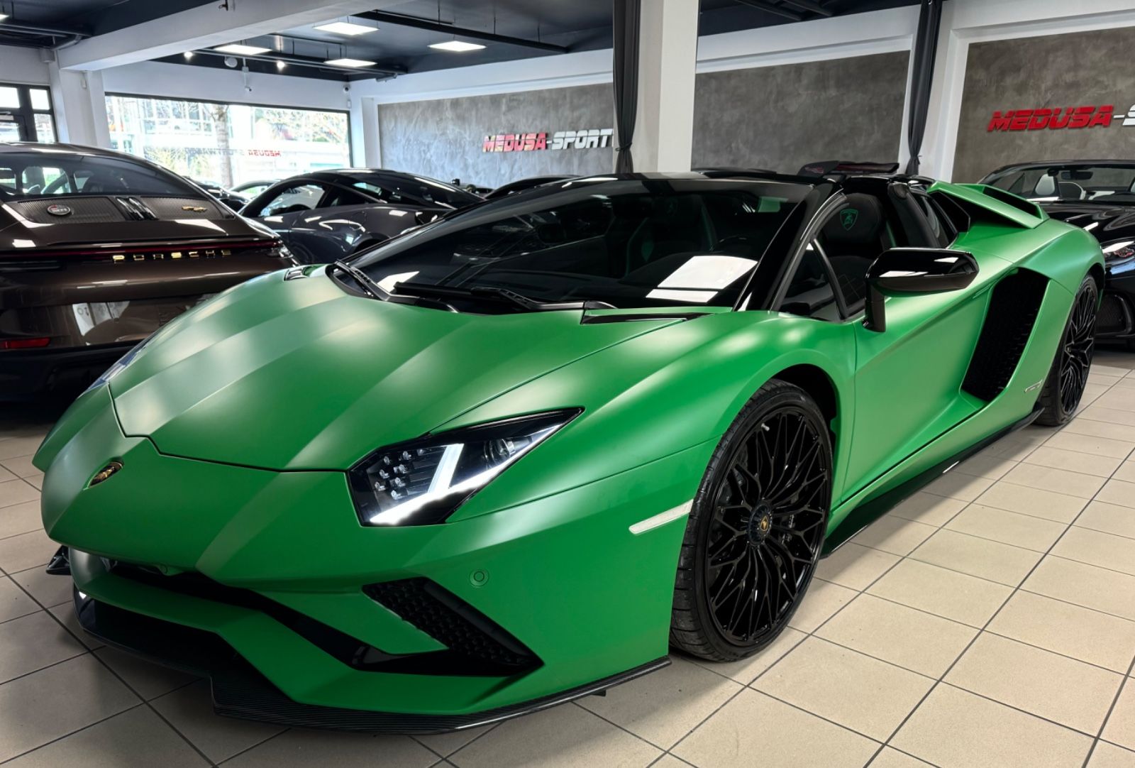 Fahrzeugabbildung Lamborghini AVENTADOR S ROADSTER GREEN EXT&INT CARBON FULLOP