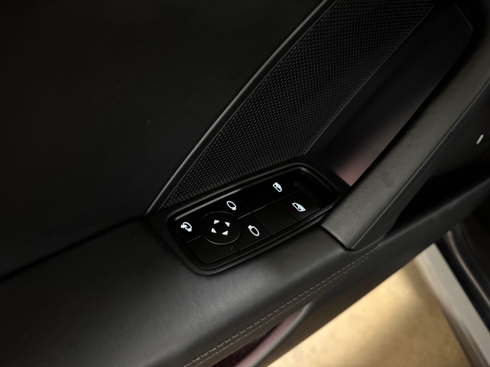 Fahrzeugabbildung Porsche 992 CARRERA FACELIFT SPORTABGAS LIFT PANO FULL!
