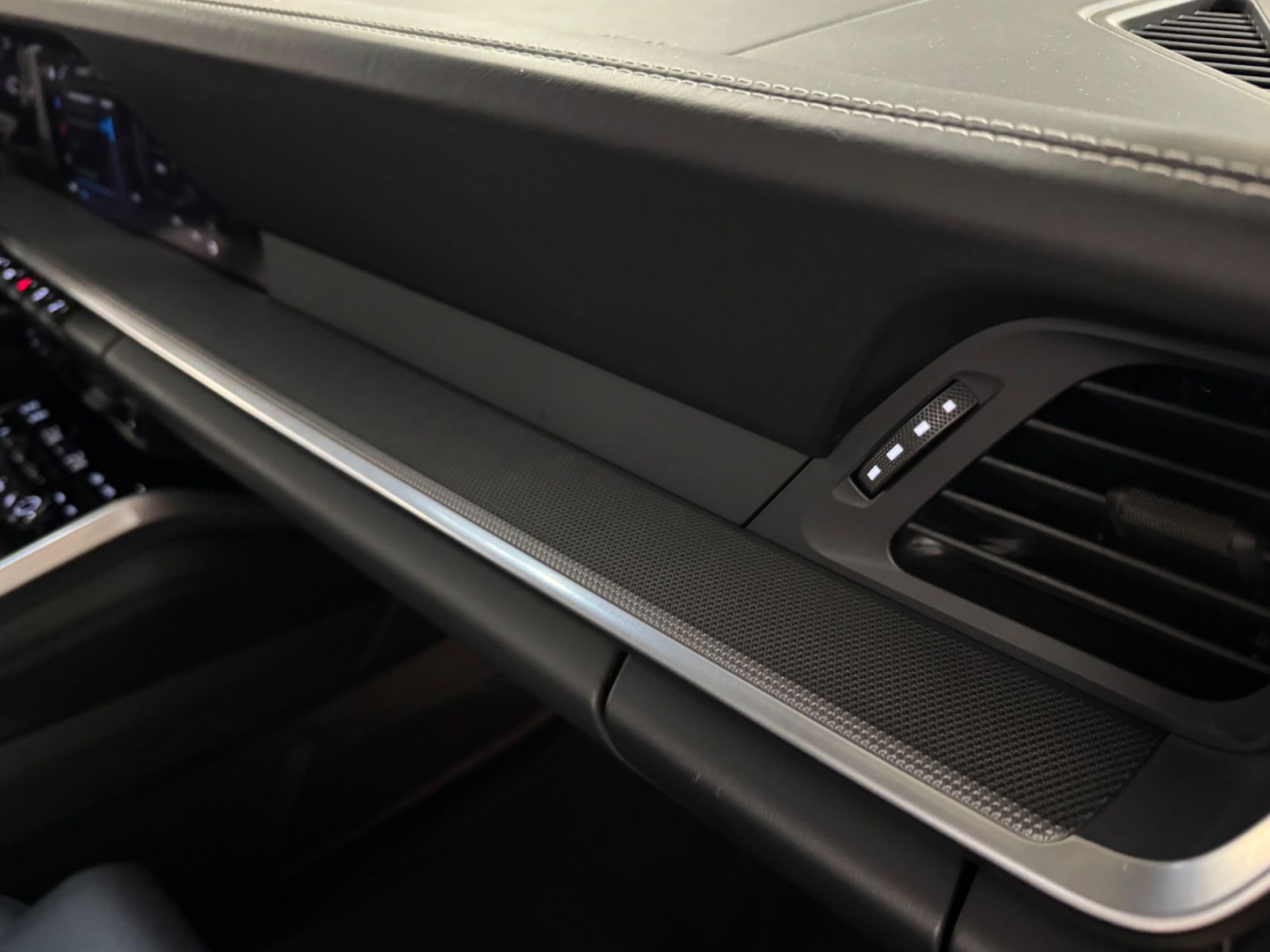 Fahrzeugabbildung Porsche 992 CARRERA FACELIFT SPORTABGAS LIFT PANO FULL!