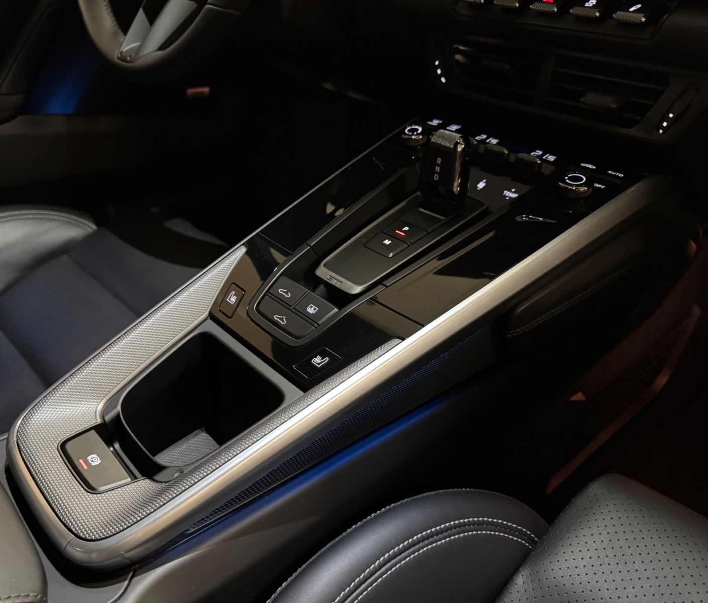 Fahrzeugabbildung Porsche 992 CARRERA FACELIFT SPORTABGAS LIFT PANO FULL!
