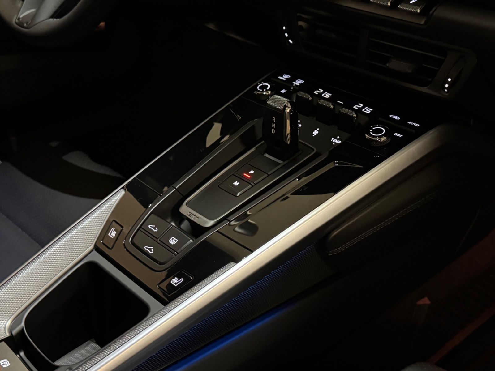 Fahrzeugabbildung Porsche 992 CARRERA FACELIFT SPORTABGAS LIFT PANO FULL!