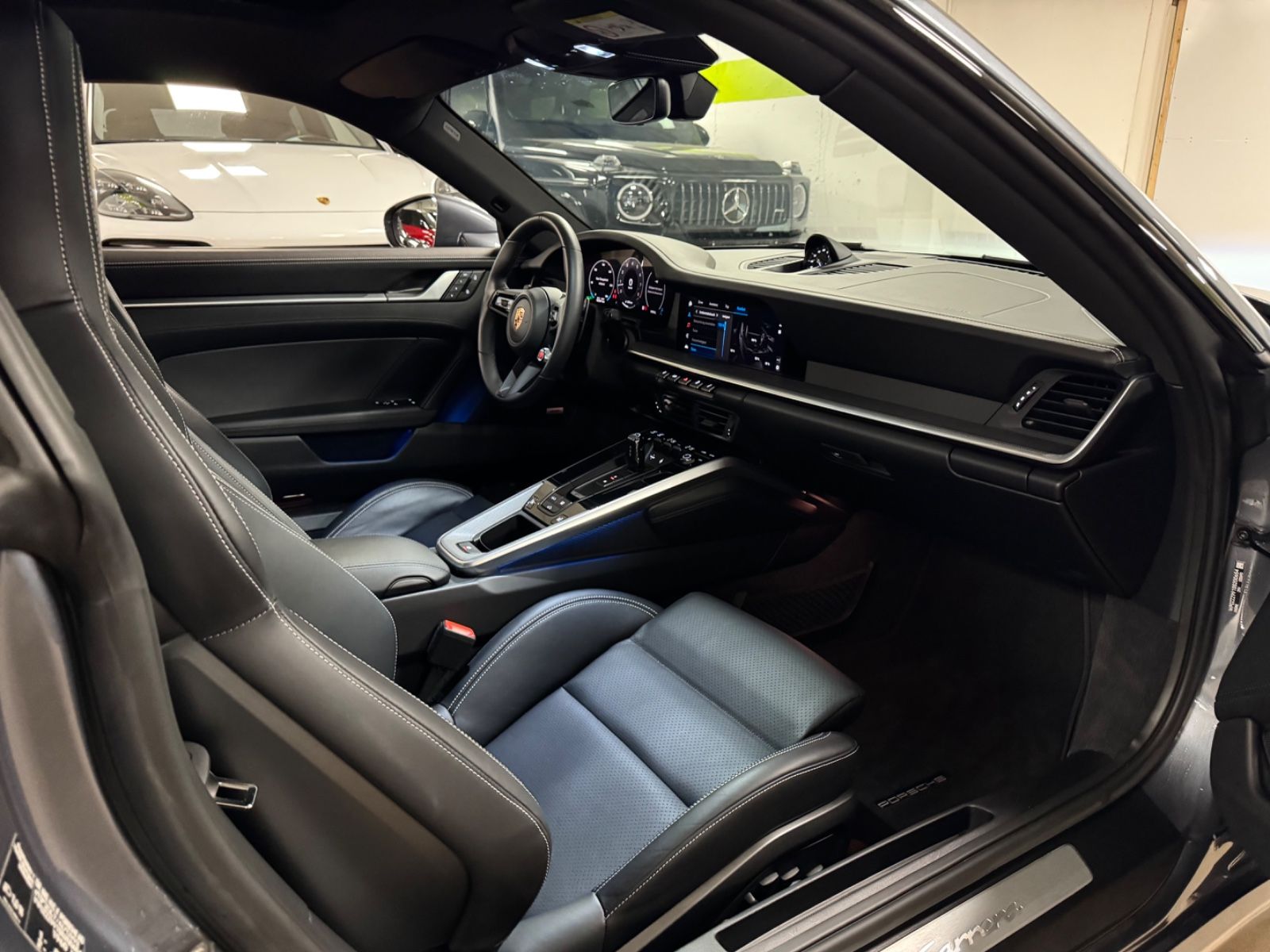 Fahrzeugabbildung Porsche 992 CARRERA FACELIFT SPORTABGAS LIFT PANO FULL!