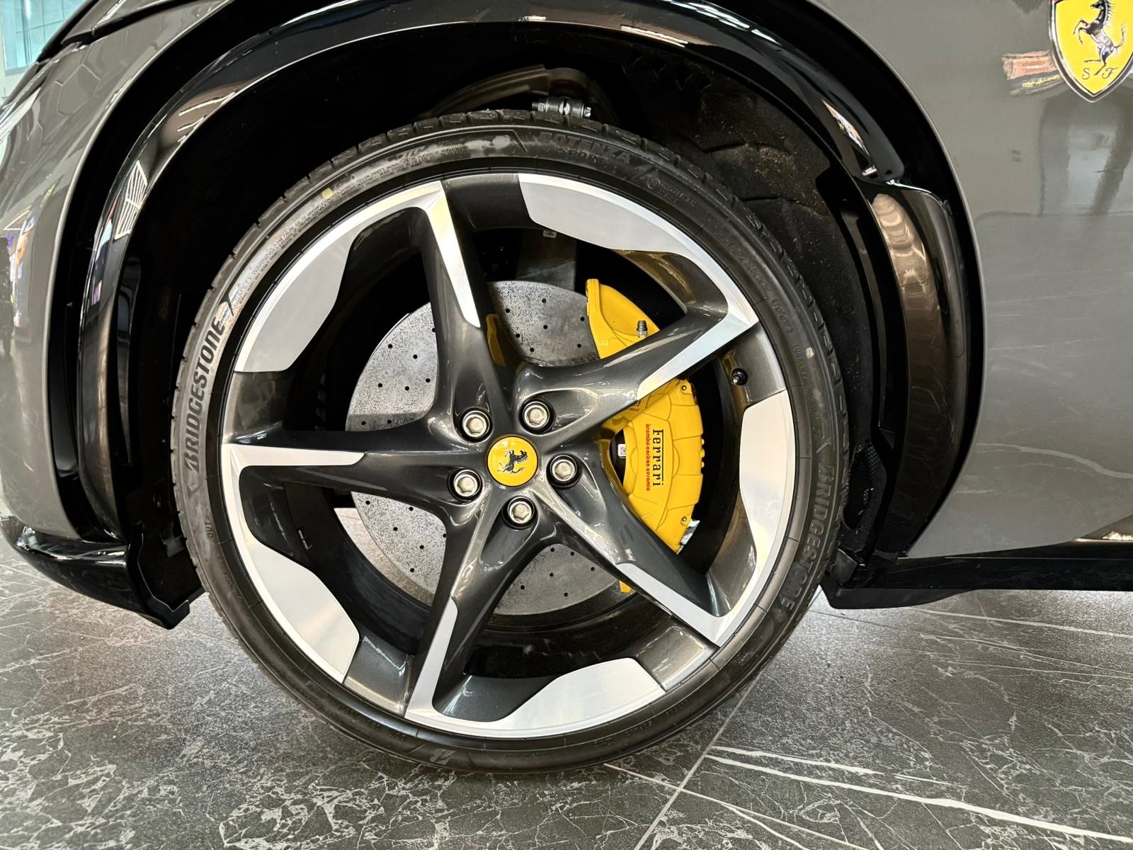 Fahrzeugabbildung Ferrari PUROSANGUE V12 CARBON LIFT PANO MASSAGE P25 FULL