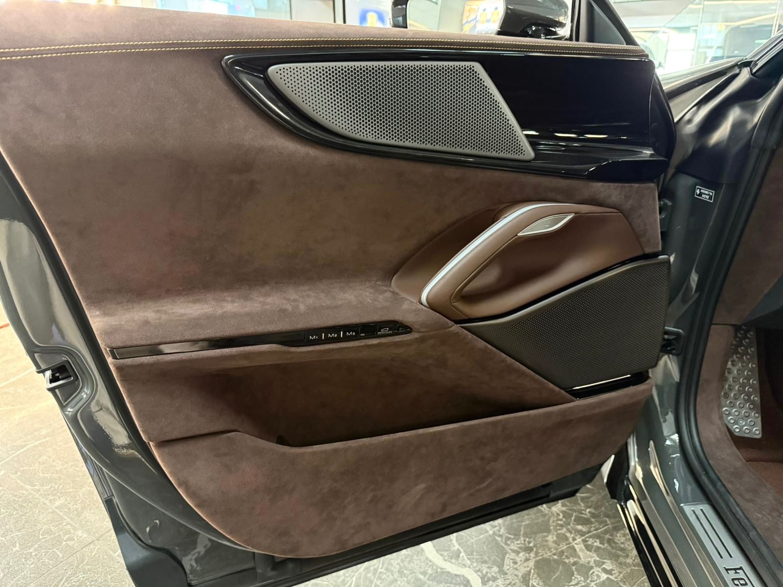 Fahrzeugabbildung Ferrari PUROSANGUE V12 CARBON LIFT PANO MASSAGE P25 FULL