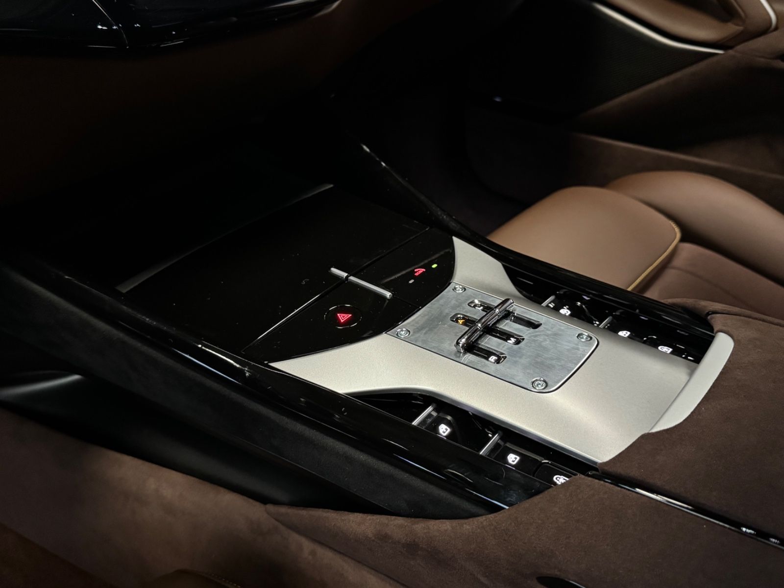 Fahrzeugabbildung Ferrari PUROSANGUE V12 CARBON LIFT PANO MASSAGE P25 FULL