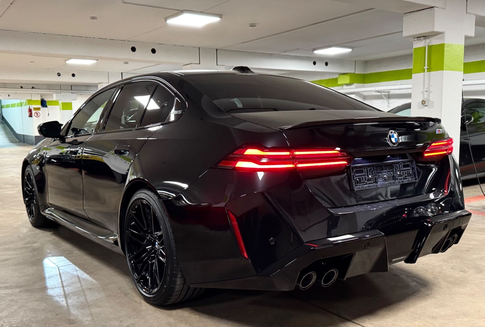 Fahrzeugabbildung BMW M5 ULTIMATE CERAMIC CARBON-INT&EXT B&W FULLOPT!