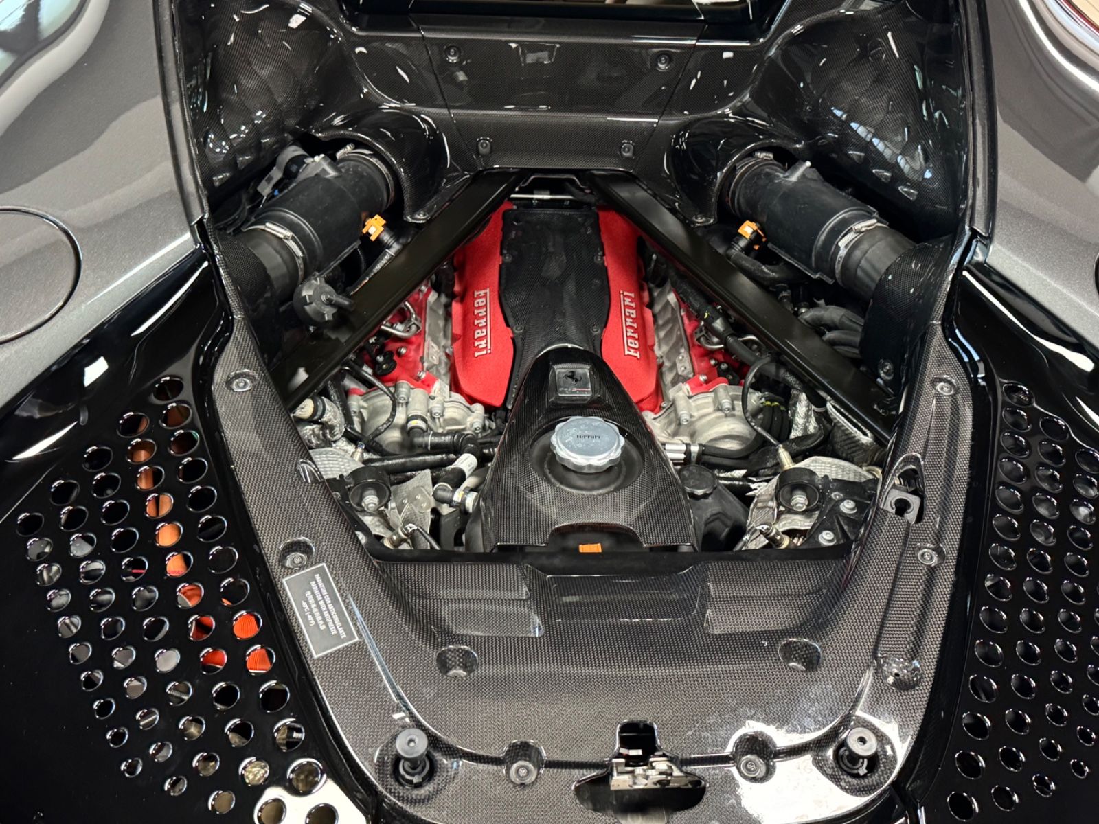 Fahrzeugabbildung Ferrari SF90 CARBON INT&EXT JBL LIFT DAYTONASEAT FULL