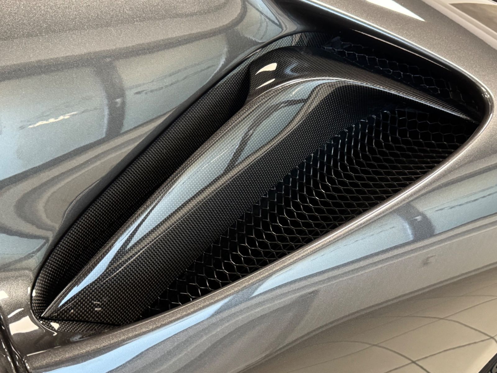 Fahrzeugabbildung Ferrari SF90 CARBON INT&EXT JBL LIFT DAYTONASEAT FULL
