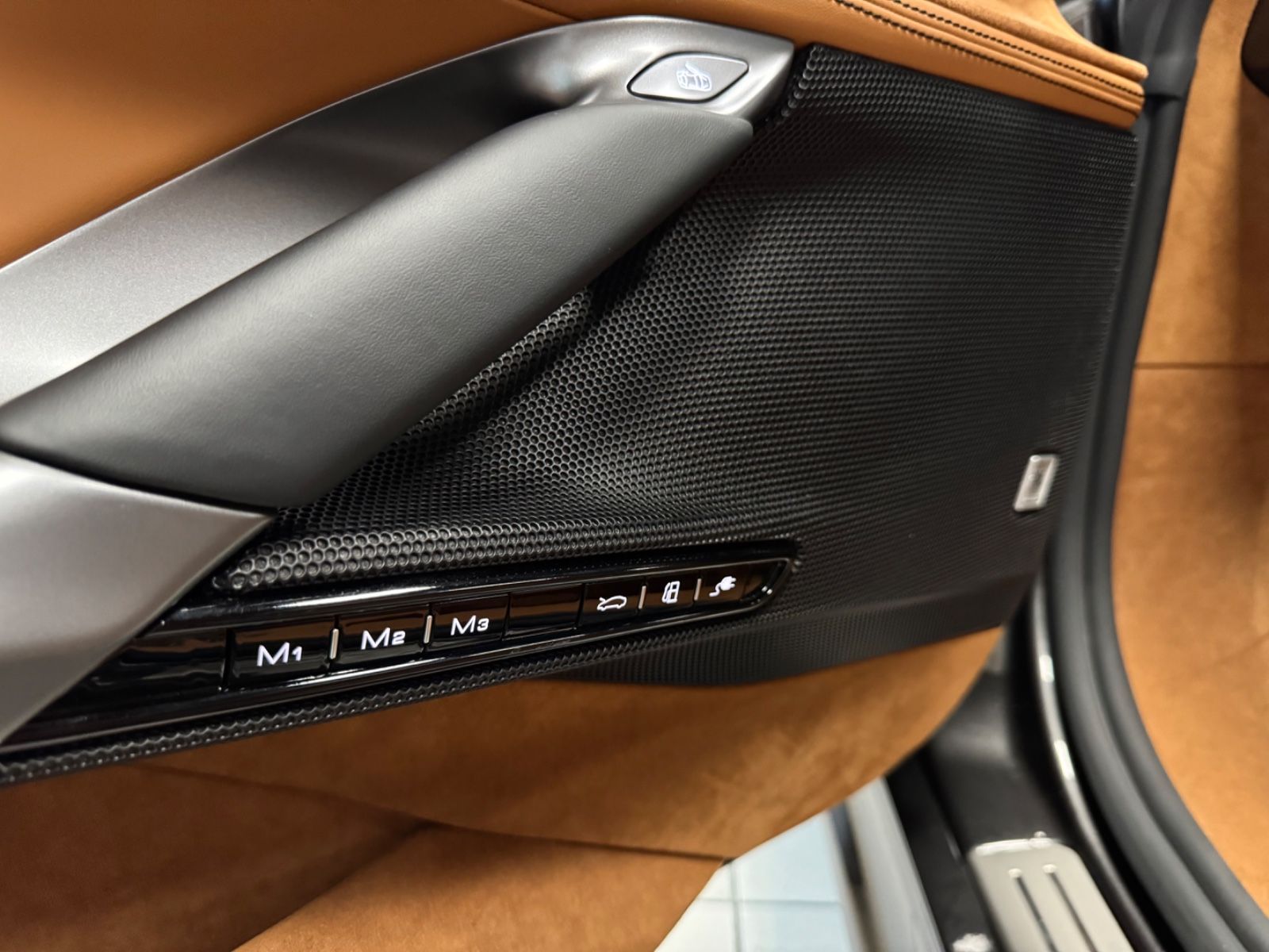 Fahrzeugabbildung Ferrari SF90 CARBON INT&EXT JBL LIFT DAYTONASEAT FULL