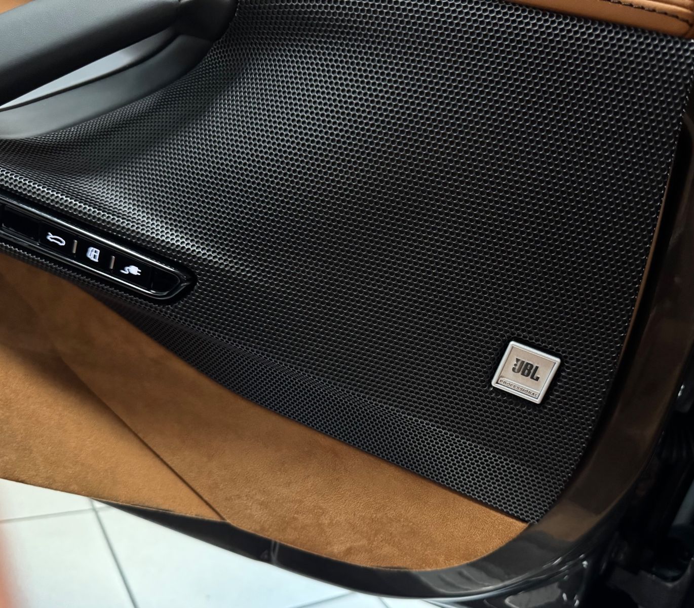 Fahrzeugabbildung Ferrari SF90 CARBON INT&EXT JBL LIFT DAYTONASEAT FULL