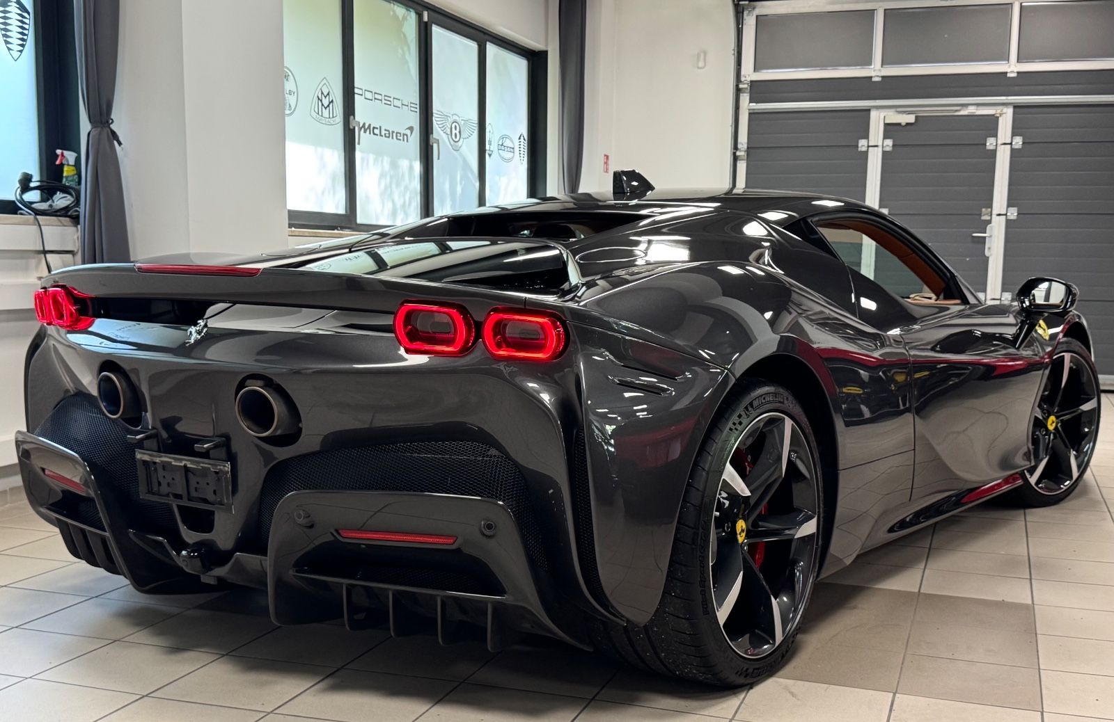 Fahrzeugabbildung Ferrari SF90 CARBON INT&EXT JBL LIFT DAYTONASEAT FULL