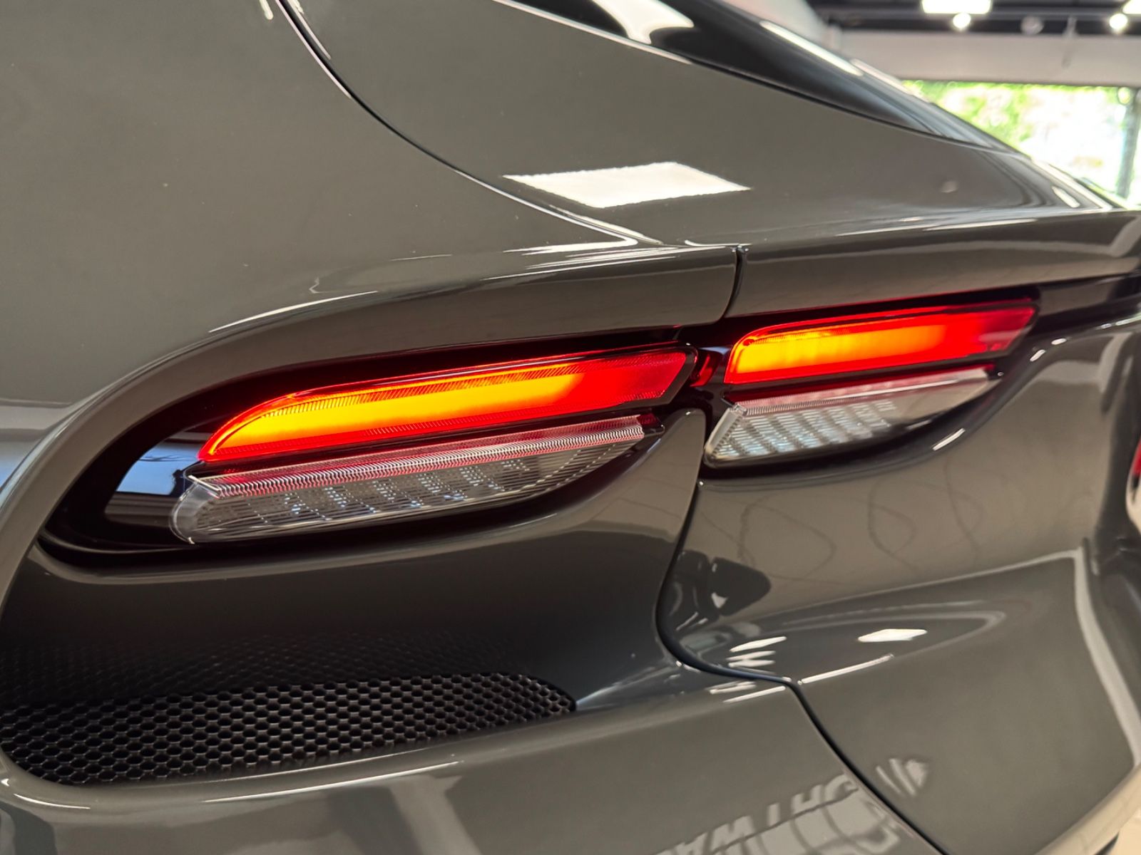 Fahrzeugabbildung Ferrari PUROSANGUE V12 CARBON LIFT PANO MASSAGE P25 FULL