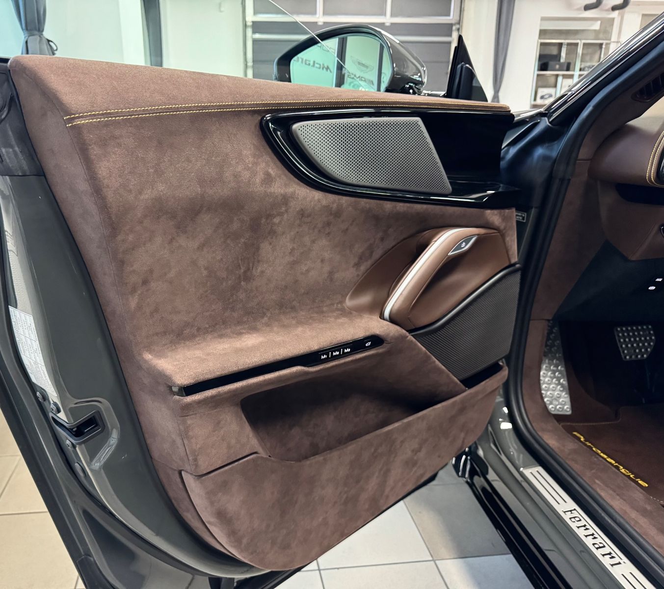 Fahrzeugabbildung Ferrari PUROSANGUE V12 CARBON LIFT PANO MASSAGE P25 FULL