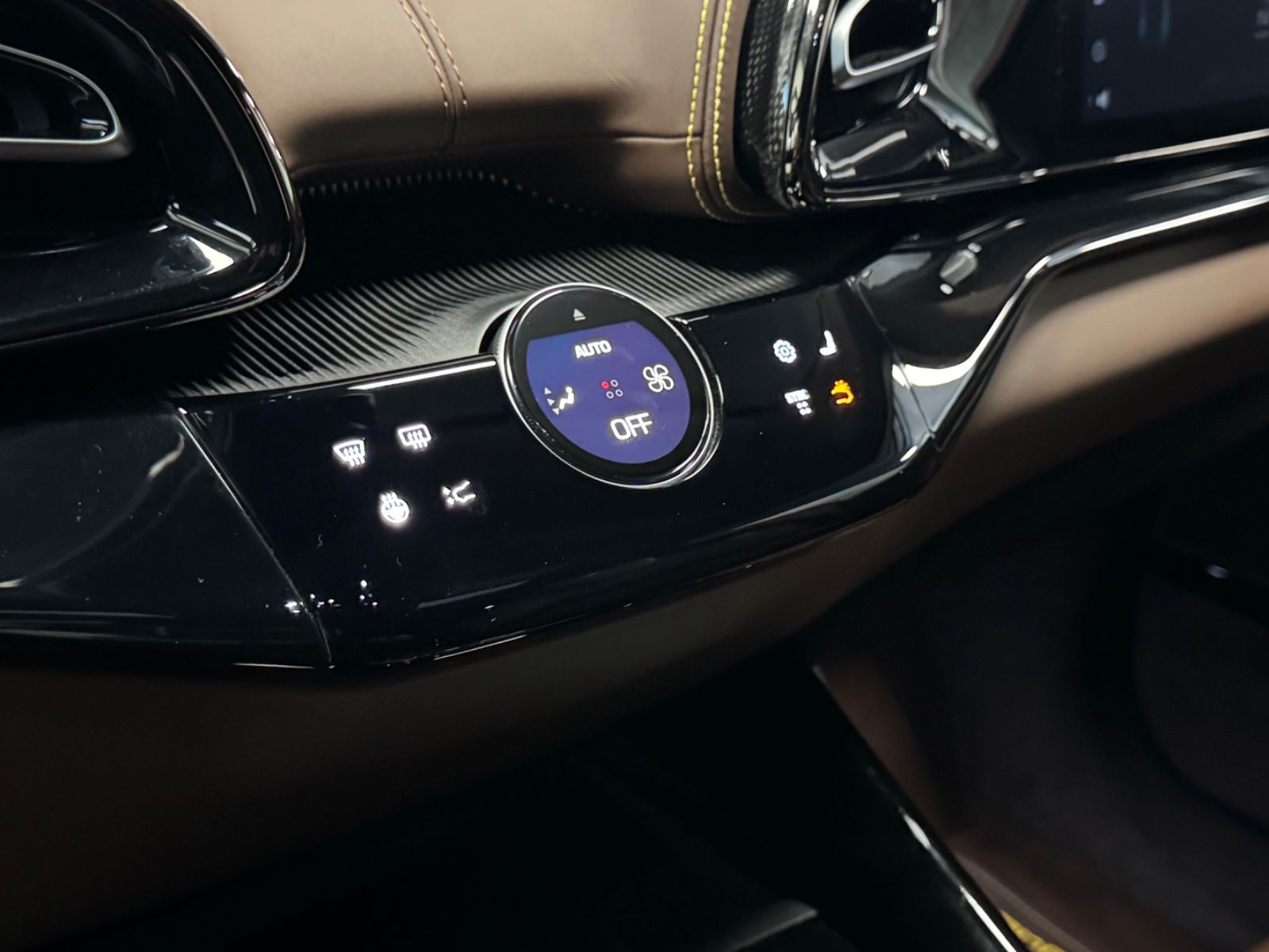 Fahrzeugabbildung Ferrari PUROSANGUE V12 CARBON LIFT PANO MASSAGE P25 FULL