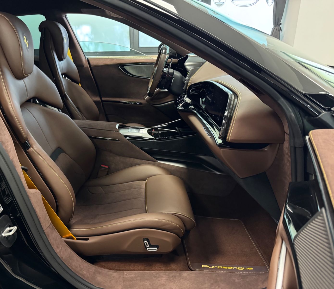 Fahrzeugabbildung Ferrari PUROSANGUE V12 CARBON LIFT PANO MASSAGE P25 FULL