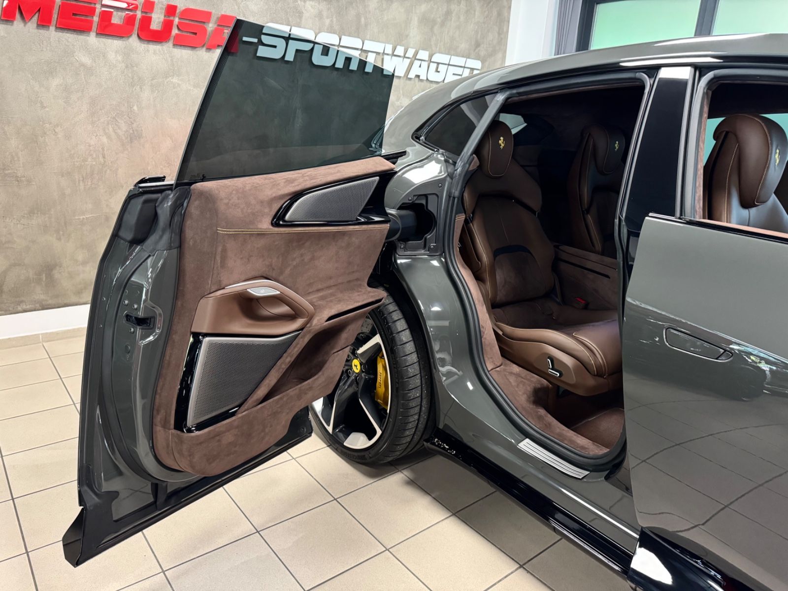 Fahrzeugabbildung Ferrari PUROSANGUE V12 CARBON LIFT PANO MASSAGE P25 FULL