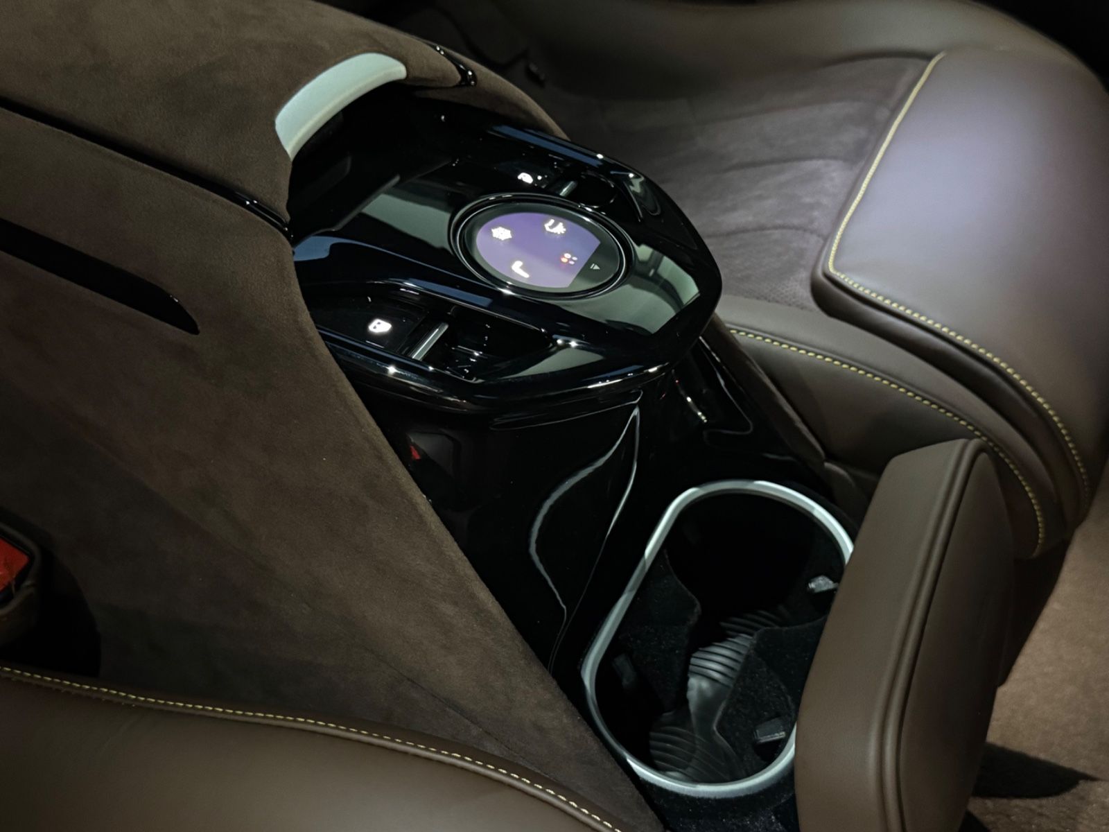 Fahrzeugabbildung Ferrari PUROSANGUE V12 CARBON LIFT PANO MASSAGE P25 FULL