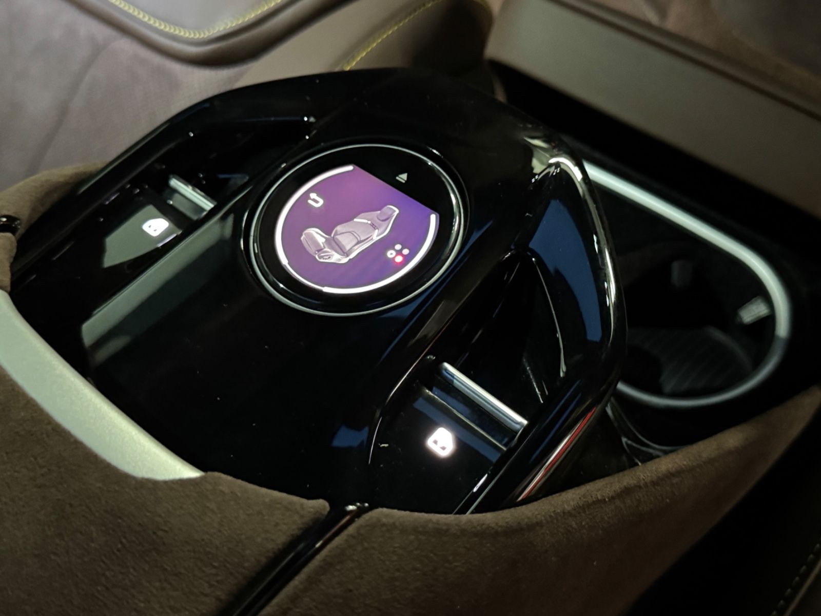 Fahrzeugabbildung Ferrari PUROSANGUE V12 CARBON LIFT PANO MASSAGE P25 FULL