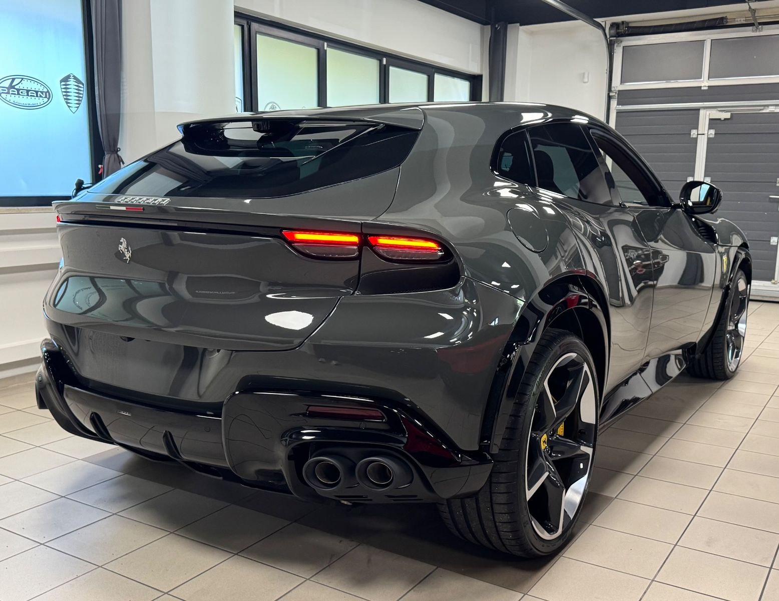 Fahrzeugabbildung Ferrari PUROSANGUE V12 CARBON LIFT PANO MASSAGE P25 FULL