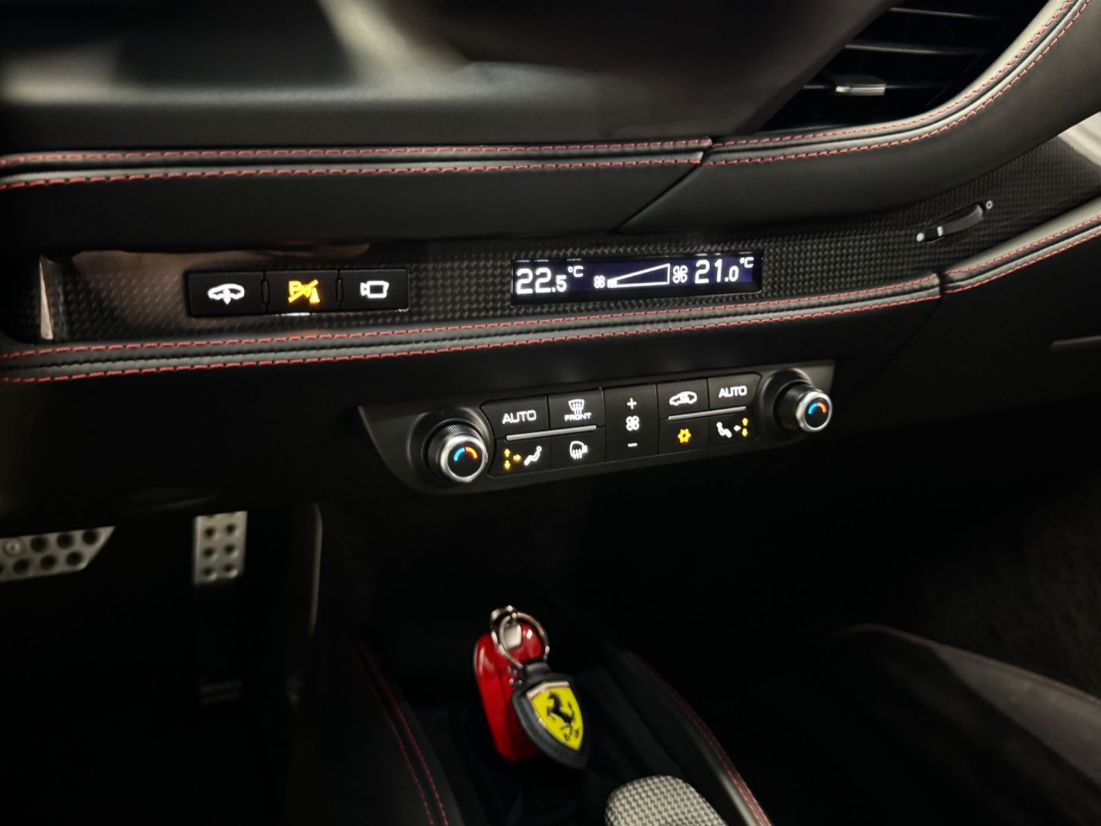 Fahrzeugabbildung Ferrari F8 TRIBUTO COUPÉ CARBONPACK LIFT CAMERA TOPZUST!