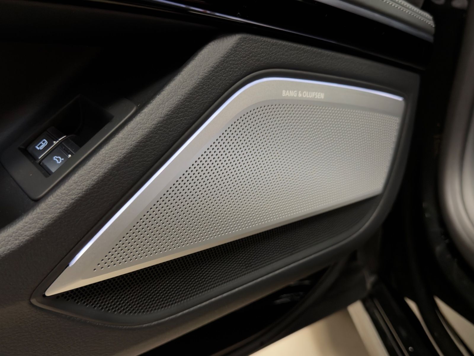 Fahrzeugabbildung Audi A8 60 TFSI e L quattro BUSINESS FOND 2SEAT FULL!