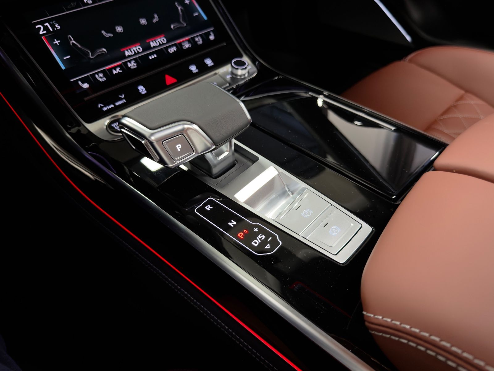 Fahrzeugabbildung Audi A8 60 TFSI e L quattro BUSINESS FOND 2SEAT FULL!