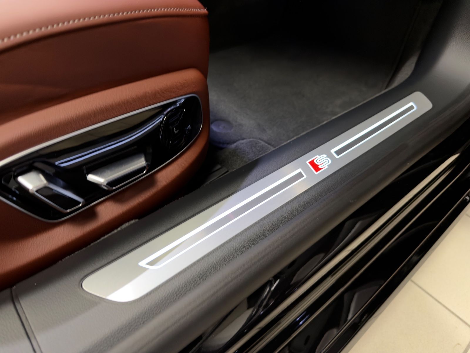 Fahrzeugabbildung Audi A8 60 TFSI e L quattro BUSINESS FOND 2SEAT FULL!