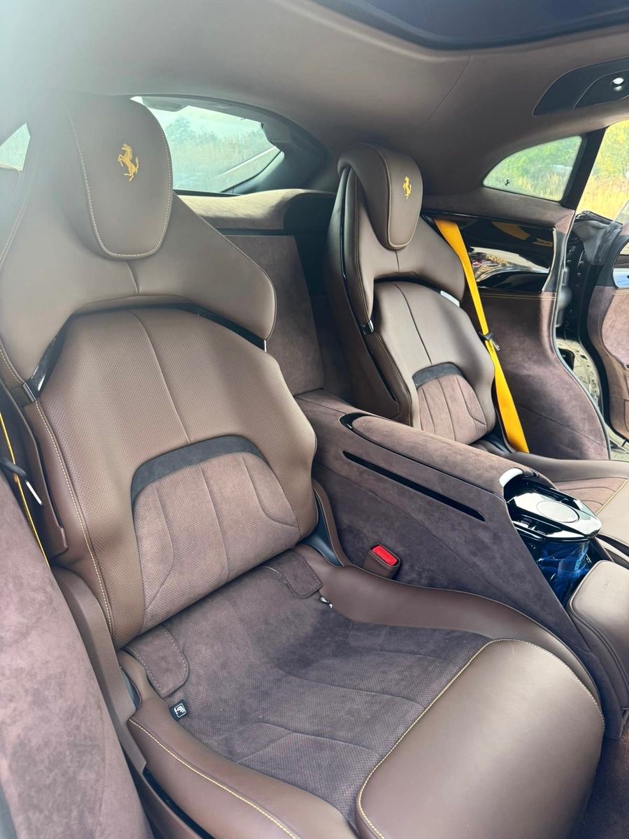 Fahrzeugabbildung Ferrari PUROSANGUE V12 CARBON LIFT PANO P25 MASSAGE FULL