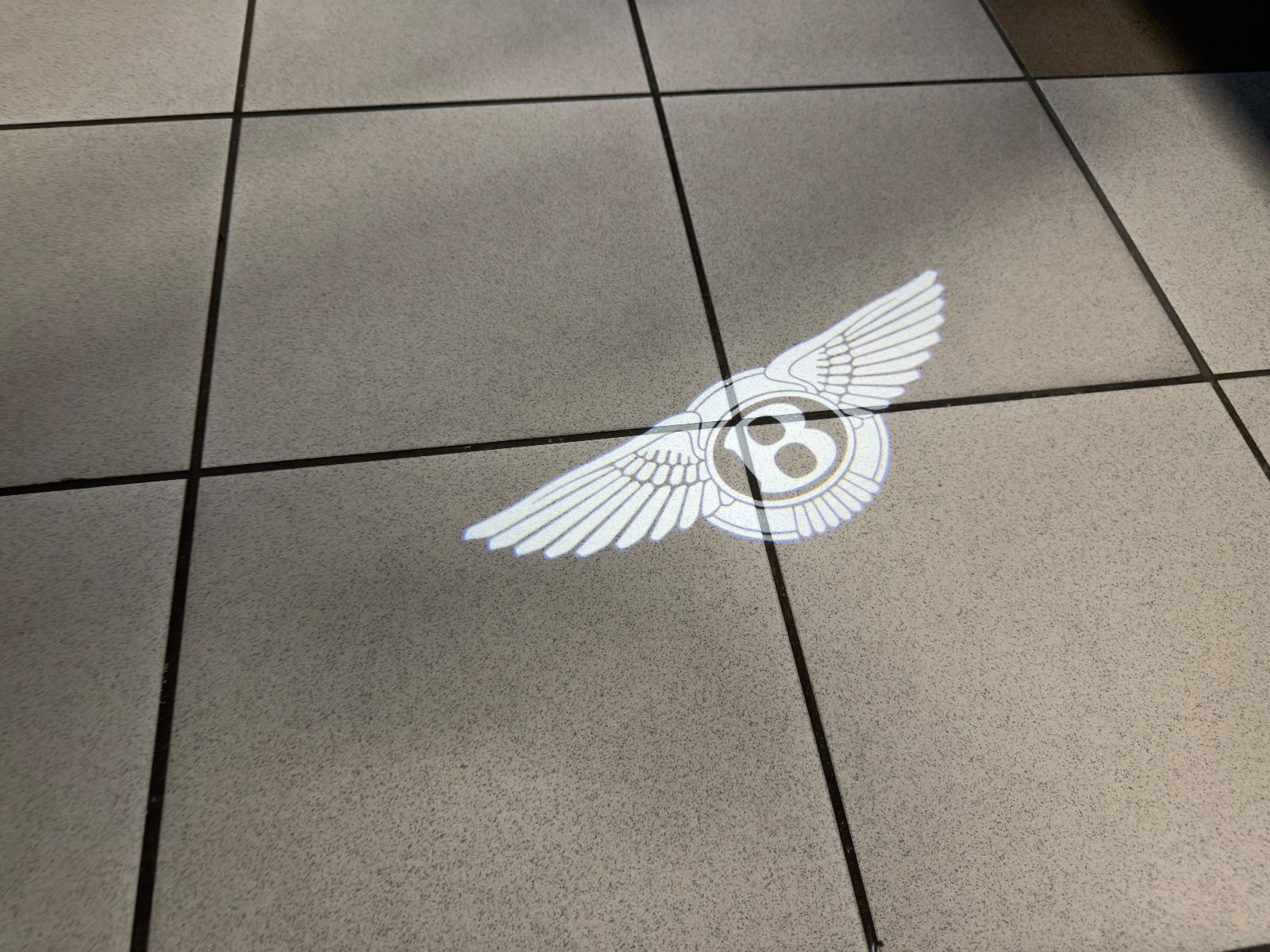 Fahrzeugabbildung Bentley BENTAYGA V8 S CARBON NAIM MASSAGE PANO FULL!