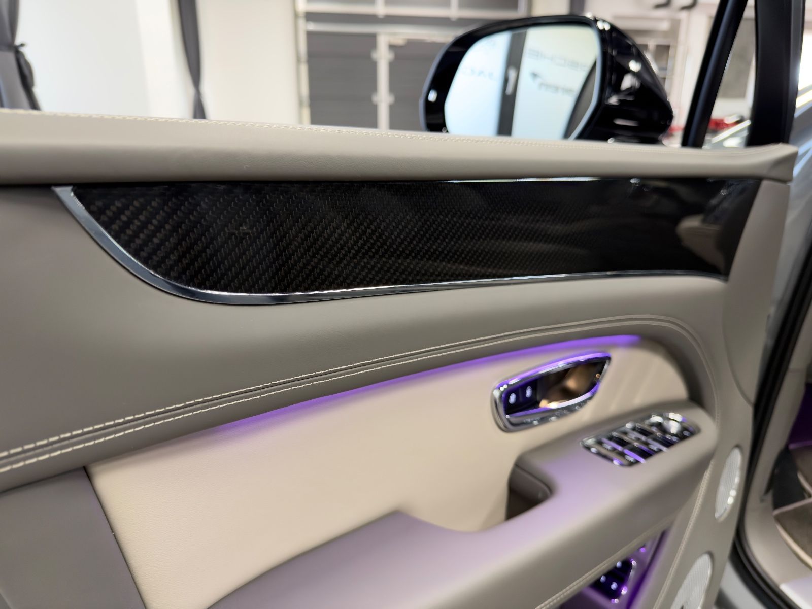 Fahrzeugabbildung Bentley BENTAYGA V8 S CARBON NAIM MASSAGE PANO FULL!