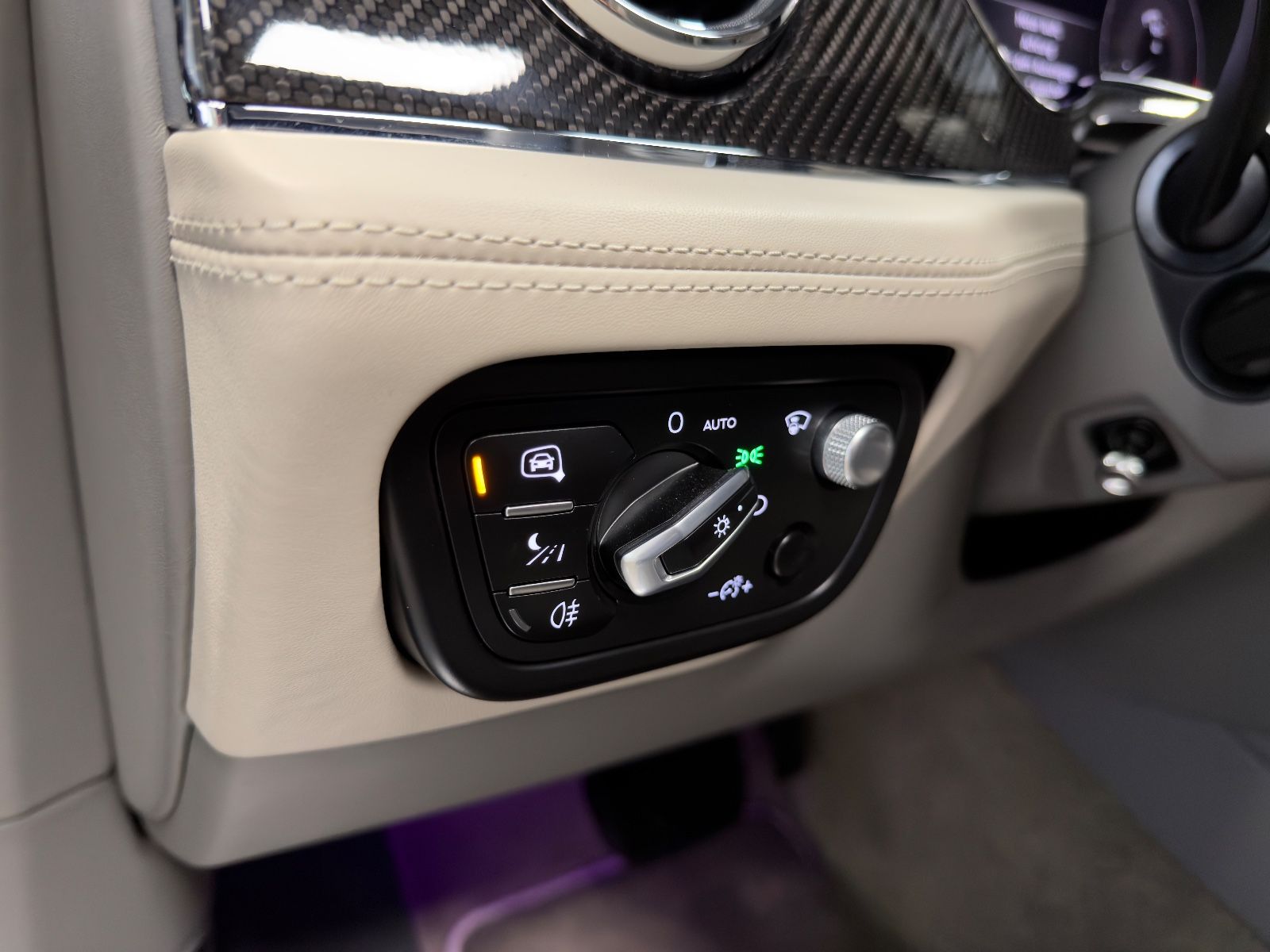 Fahrzeugabbildung Bentley BENTAYGA V8 S CARBON NAIM MASSAGE PANO FULL!