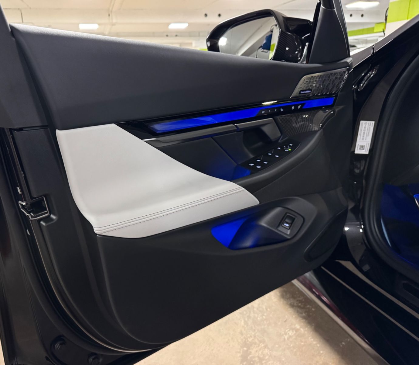 Fahrzeugabbildung BMW M5 ULTIMATE CERAMIC CARBON-INT&EXT B&W FULLOPT!