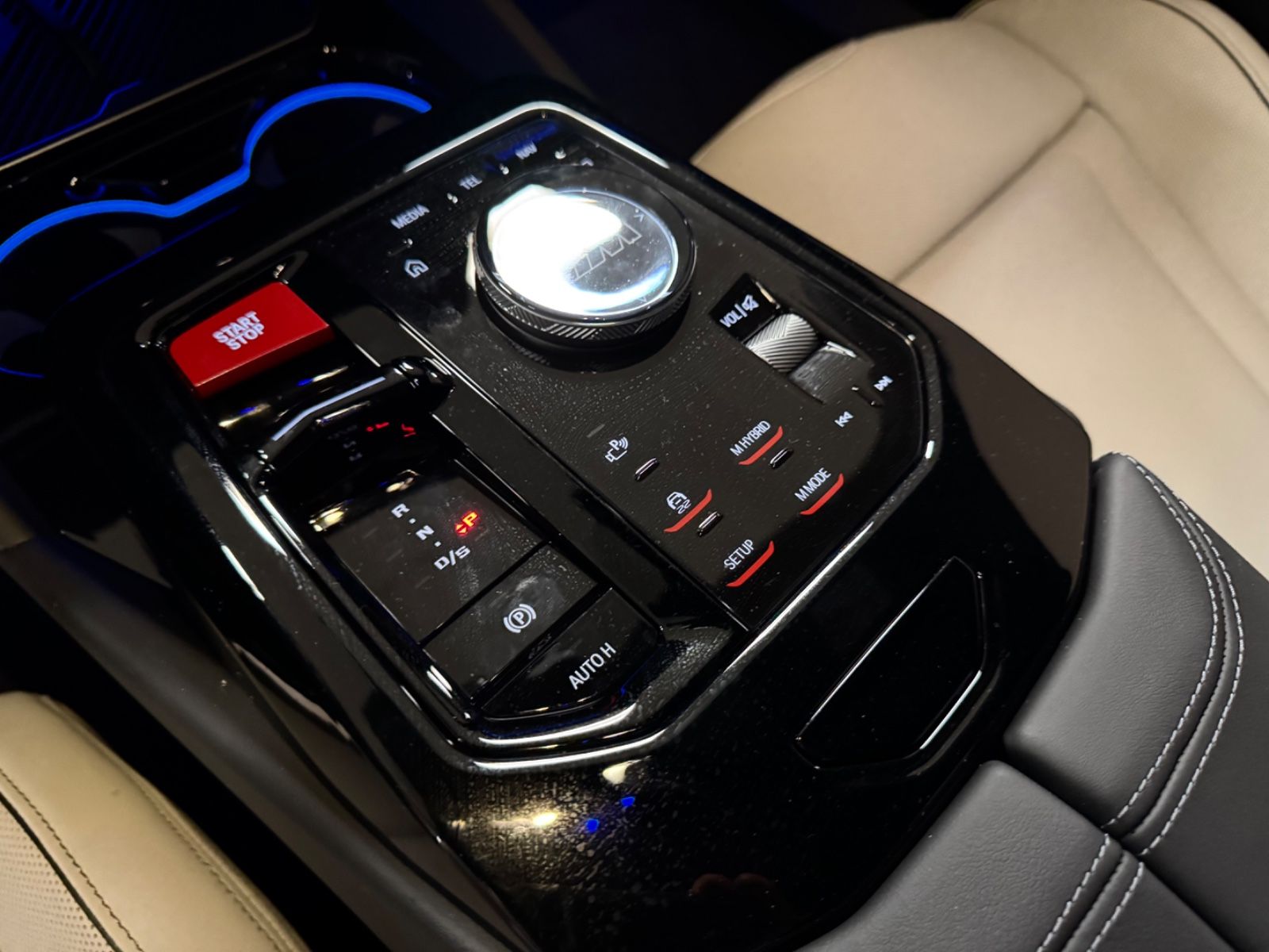 Fahrzeugabbildung BMW M5 ULTIMATE CERAMIC CARBON-INT&EXT B&W FULLOPT!