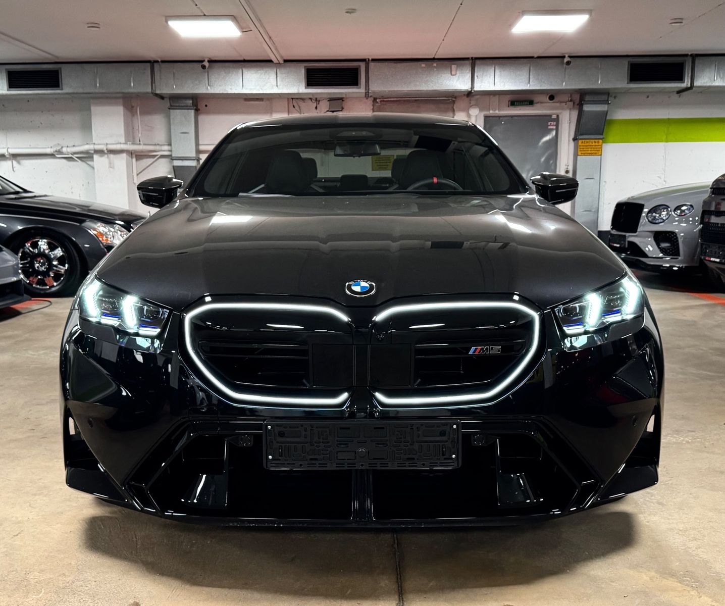 Fahrzeugabbildung BMW M5 ULTIMATE CERAMIC CARBON-INT&EXT B&W FULLOPT!