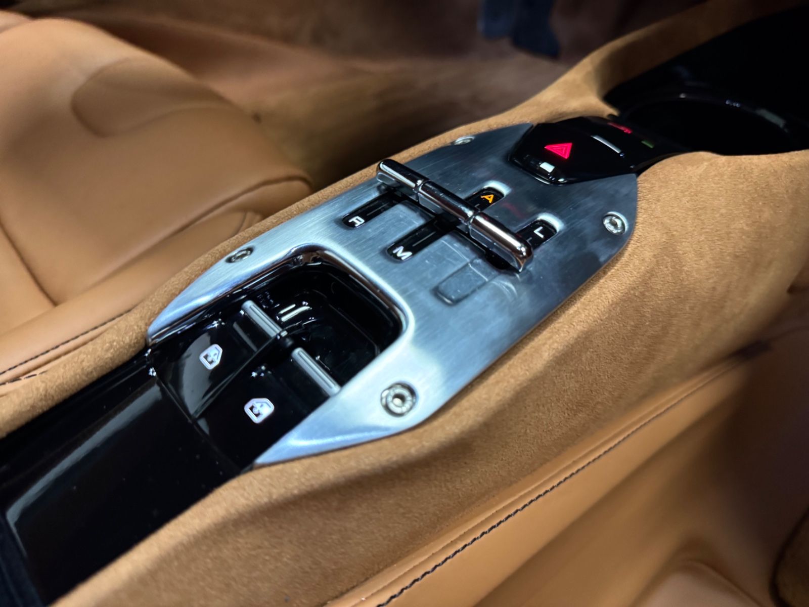 Fahrzeugabbildung Ferrari SF90 STRADALE CARBON EXT&INT JBL LIFT 1HAND FULL