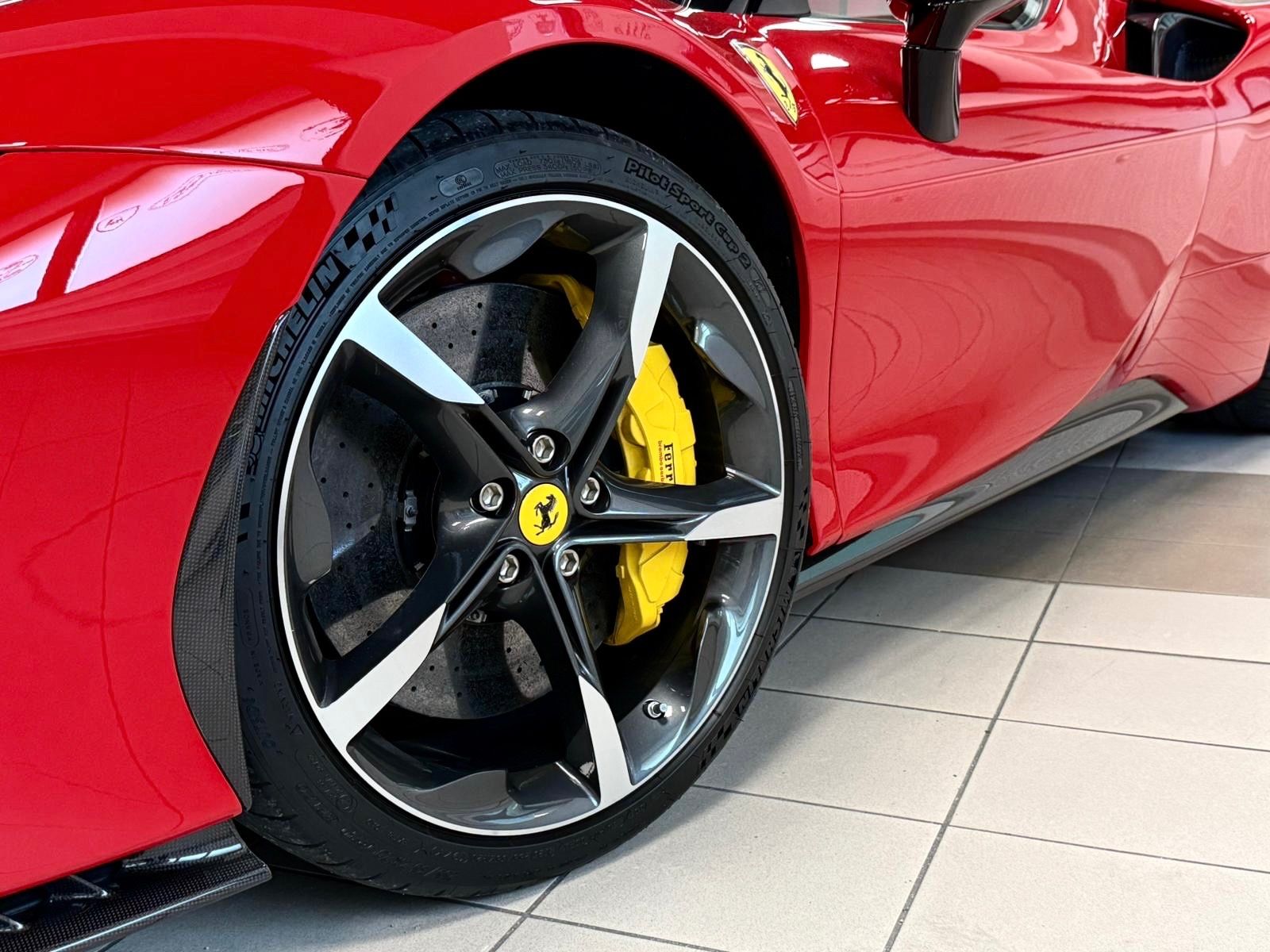 Fahrzeugabbildung Ferrari SF90 SPIDER CARBON INT&EXT RED INT JBL FULLOPT!